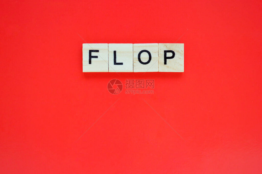字翻牌在红色背景上带有刻字的木块红色表面上带有字母的木图片
