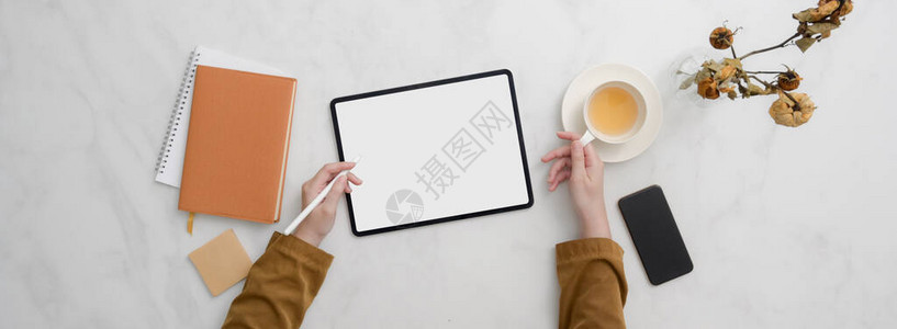 大学生在大理石桌上用模拟平板智能手机笔记本和茶杯做图片