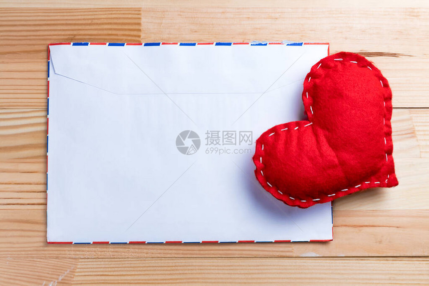 情人节的情书上写着红心空信封天然木制桌图片