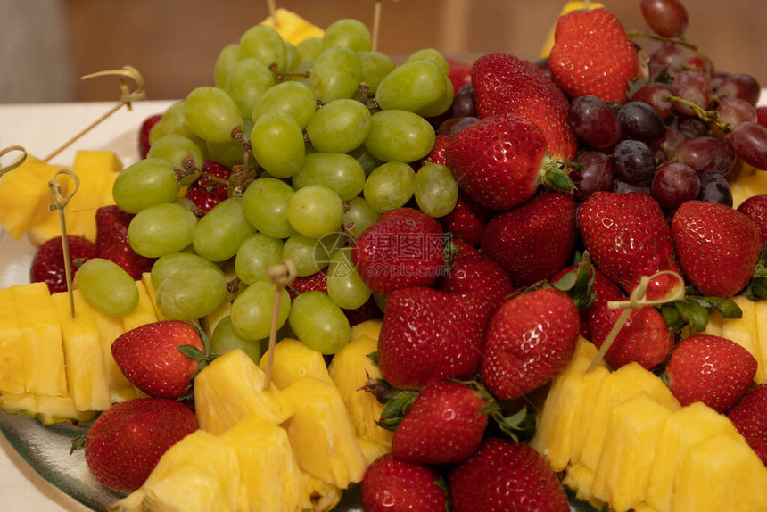 自助餐桌上的新鲜水果图片