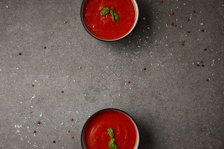 灰色桌子上两盘番茄汤两盘加美图片