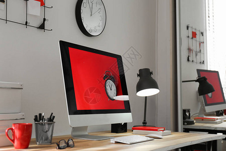 室内办公桌上的现代计算机图片