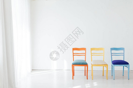 空房间内的彩色椅子图片