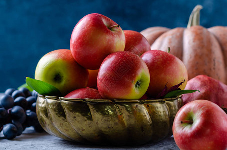 秋季收成和感恩背景各种水果苹果老金属碗中图片
