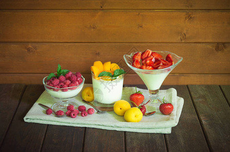 自制美味的意大利甜点意式奶冻配新鲜覆盆子杏子和草莓图片