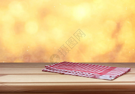 在秋天模糊的背景上带有红色毛巾的空桌复制空间位置为您图片
