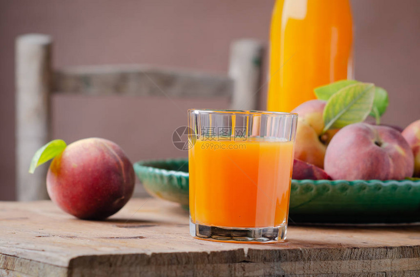 新鲜自制桃子汁在玻璃中图片