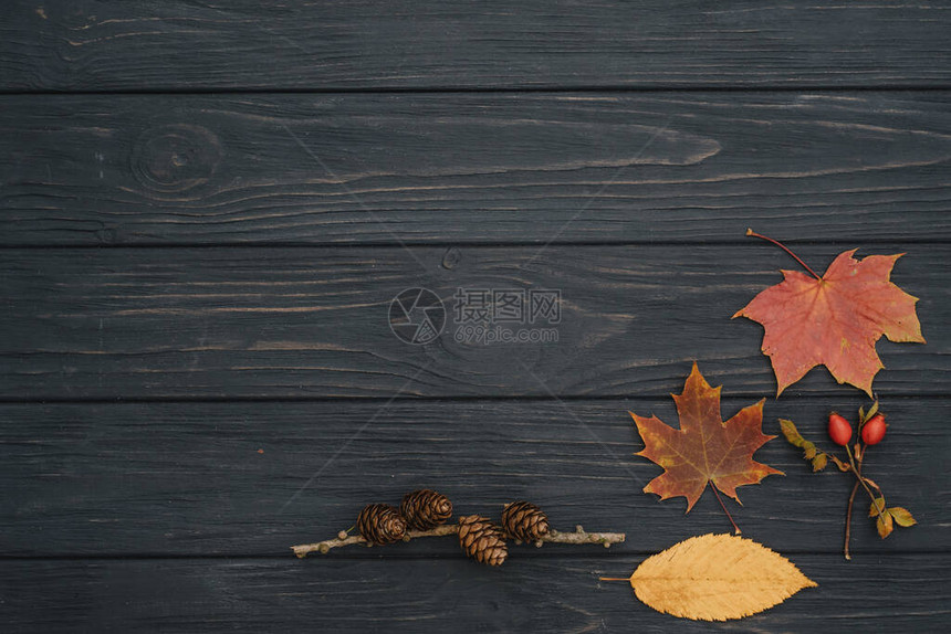 背景纹理与旧木桌和黄色的秋叶秋天的枫叶在木制背景上与复制图片