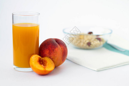 一杯桃汁和新鲜水果图片