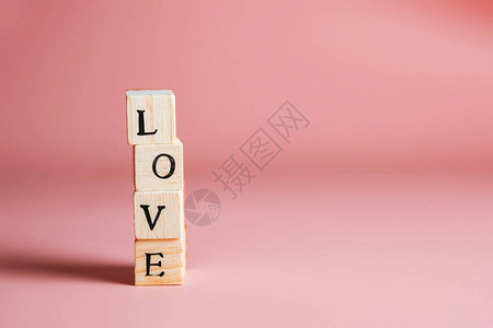 由木制立方体制作的单词爱情图片