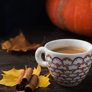 木背景上秋叶上的咖啡杯秋天的咖啡杯图片