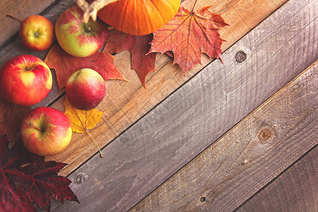 生锈的木制板背景与秋苹果和瀑布图片