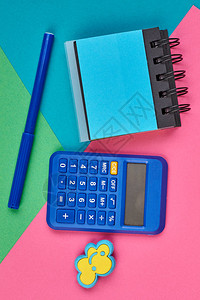 彩色背景的计算器笔记本和标记办公室提供彩色图片
