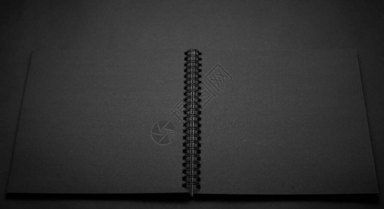 黑色桌子上的空白黑色笔记本图片