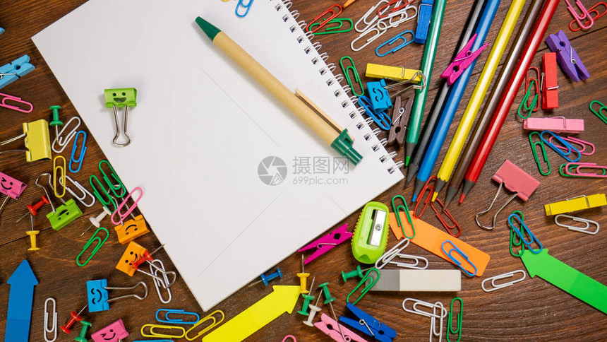 微笑与学校办公用品的活页夹带绿色笔的纸质笔记本棕色木桌上的学校文具回到学校教育图片