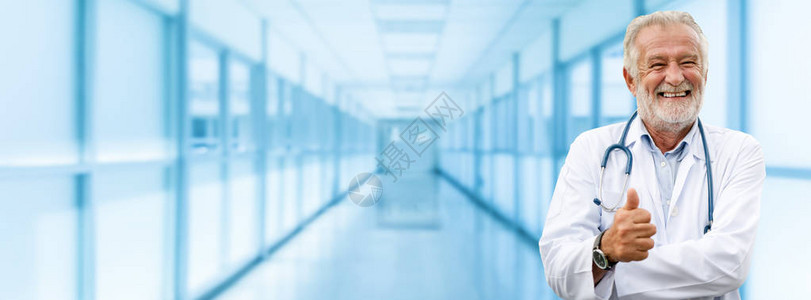 快乐的高级医生站在医院里医疗保健业务和医生服务图片