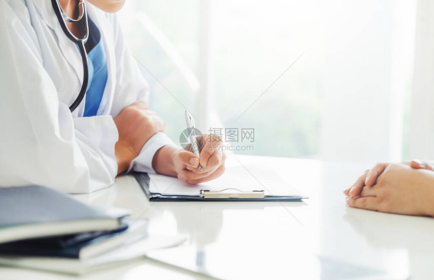 女患者在医院办公室的妇科检查期间拜访女医生或妇科医生妇科保图片