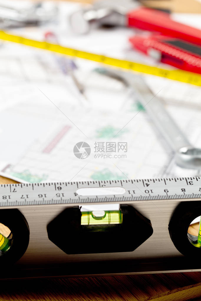 对级别工具测量磁带和表格上图片