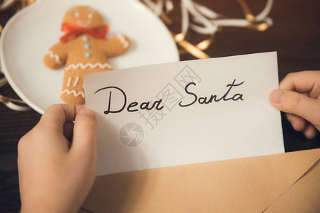 孩子们的手在信封里写了一封圣诞老人的图片