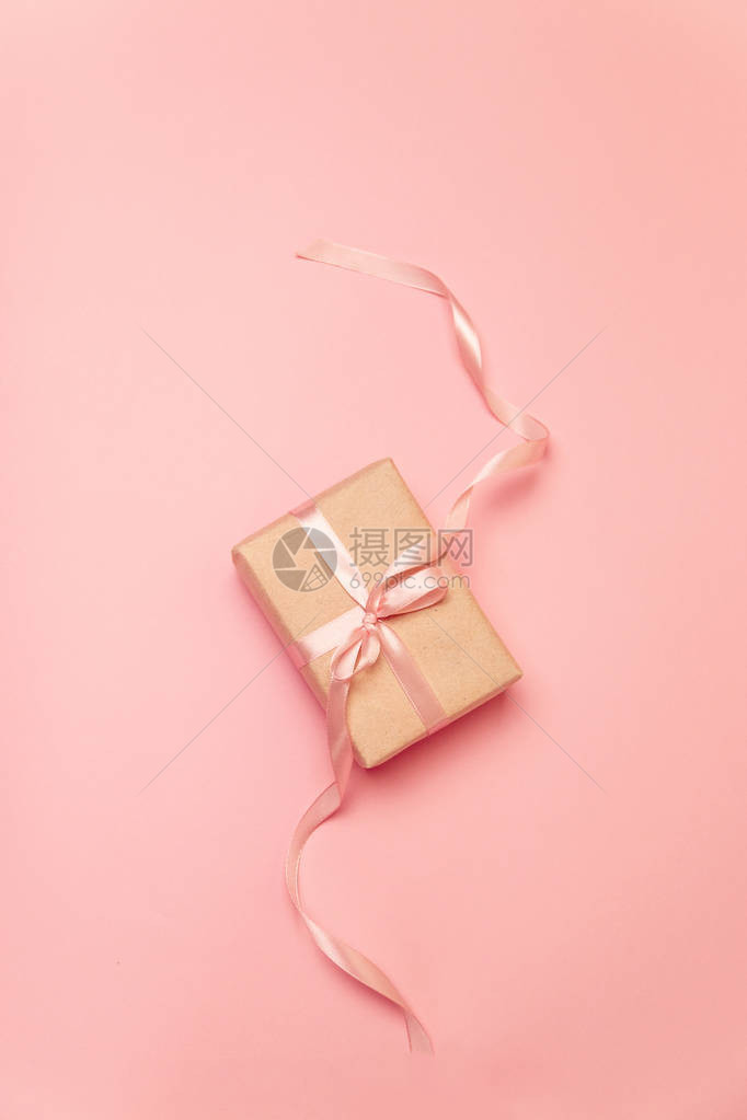 粉红画布背景的粉红色面条弓彩带生日庆祝活图片