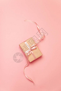 粉红画布背景的粉红色面条弓彩带生日庆祝活图片
