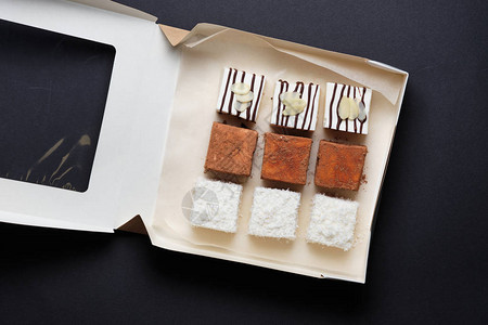 巧克力椰子或可中的蛋奶酥糖果装在礼盒里甜点鸽子图片
