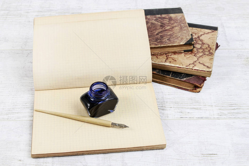 墨水瓶笔和一个旧笔记本复古风格图片