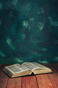 红木桌上的圣经美图片