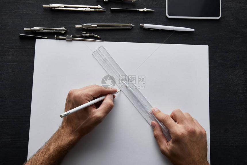 建筑师用铅笔和尺子绘图的裁剪视图图片