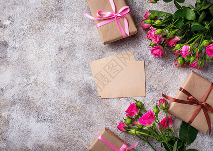 粉红玫瑰礼品盒和贺卡顶视图图片