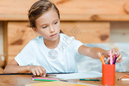 用彩色铅笔的可爱孩子图片