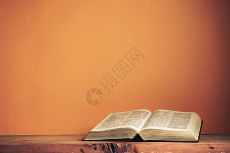 在一张旧木桌上打开圣经背景图片