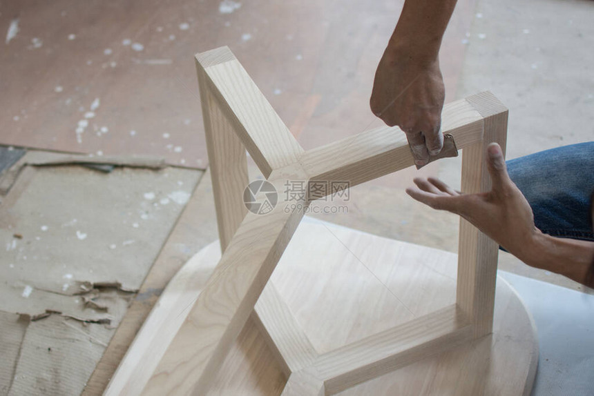用砂纸擦洗木板做桌子家具图片
