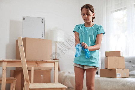 小女孩在新公寓中绘画和组装家具搬图片