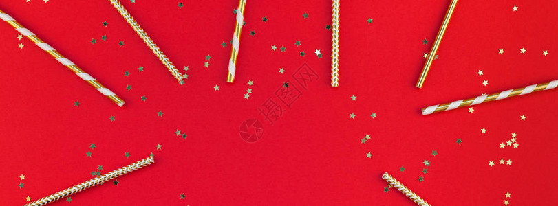 新年或圣诞节时装套式公寓提供最佳视野2020年Xmas节庆祝鸡尾酒晚会红纸金火花背景贺卡的背景图片