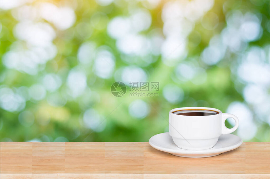 空木桌面和咖啡杯模糊了自然背景图片