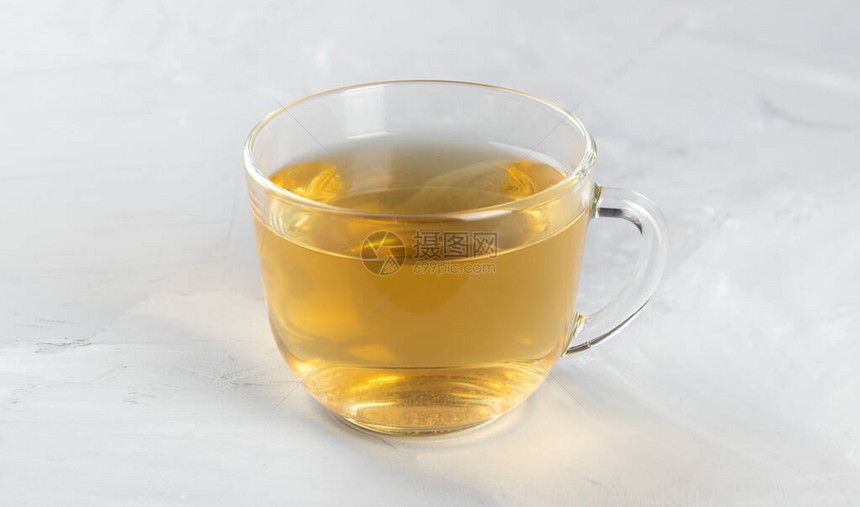 在一个玻璃透明的杯子中的绿茶中图片