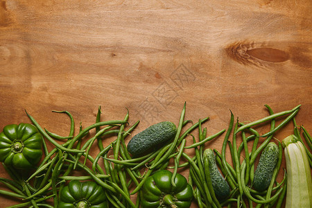 木桌上的青豆和有机蔬菜图片