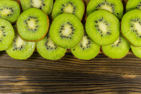 木制桌上切片的kiwi水果顶视图片