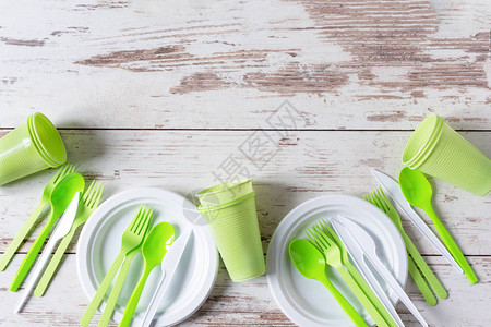 塑料一次餐具木制背景顶视图上的食品塑料回收塑料和生态概念塑料垃图片