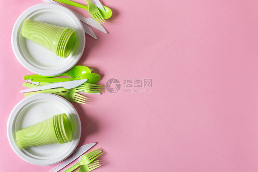 塑料一次餐具粉红色背景顶视图上的食品塑料回收塑料和生态概念塑料垃图片