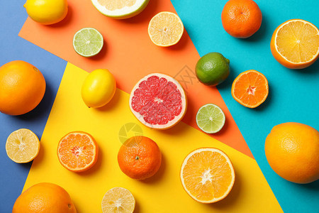 多彩背景的果汁柑橘水图片
