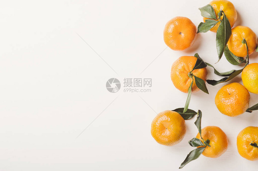 橙色甜橘子白色背景的绿色叶子复制空间图片