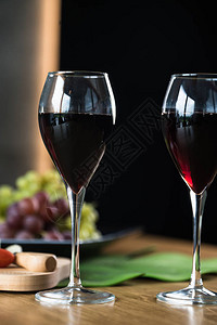 木桌上的葡萄红葡萄酒图片