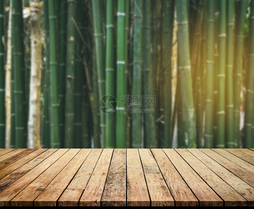 天然青竹林背景的老木板图片