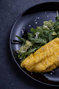 美味健康的早餐法式煎蛋卷和新鲜的图片