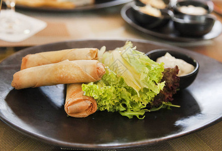 烤肉卷配青菜健康食品图片