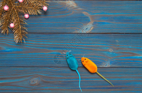 作文蓝色木制背景上的两只老鼠老鼠是一年的象征圣诞节图片