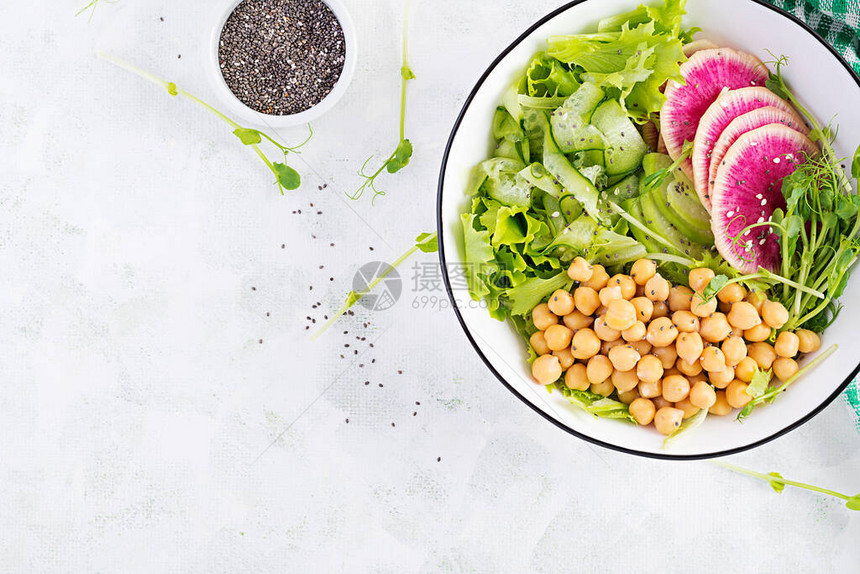 时尚沙拉素食佛碗配鹰嘴豆西瓜萝卜和豌豆芽健康均衡的饮食顶视图图片