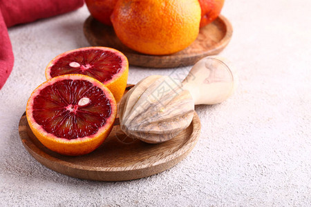 木盘上的天然有机柑橘类水果图片